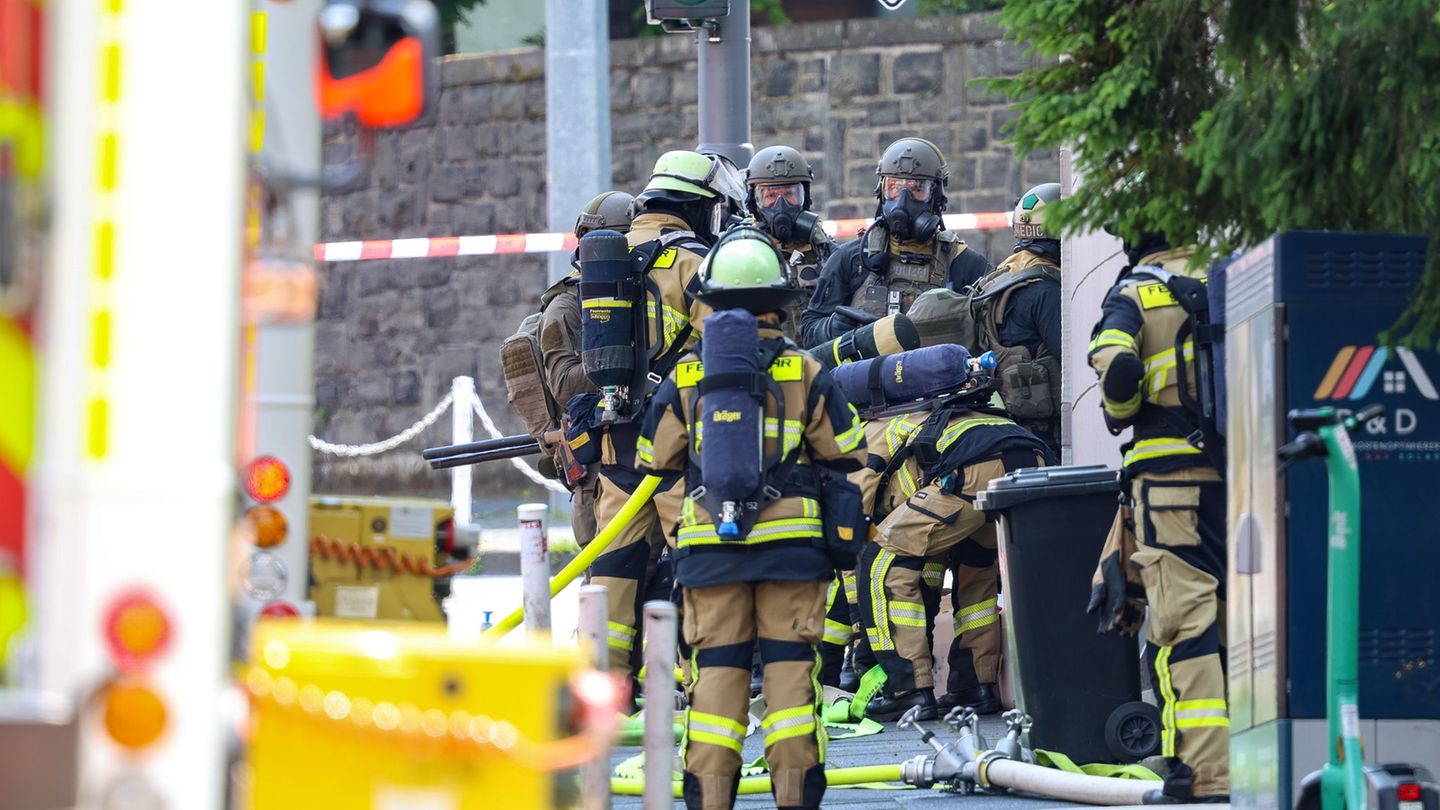 Feuerwehr und Polizisten eines Spezialeinsatzkommandos stehen in der Nähe des Einsatzortes. (Archivfoto) Foto: Gianni Gattus/dpa