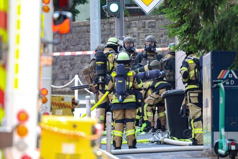 Feuerwehr und Polizisten eines Spezialeinsatzkommandos stehen in der Nähe des Einsatzortes. (Archivfoto) Foto: Gianni Gattus/dpa