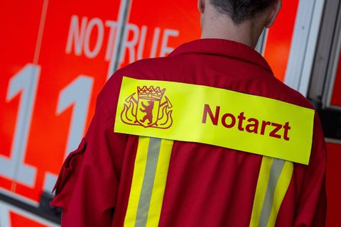 Messerangriffe führen oft zum Einsatz von Notärzten. (Symbolbild) Foto: Monika Skolimowska/dpa