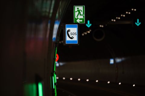 In Tunneln kann es im Verkehr schnell gefährlich werden. (Symbolbild) Foto: Robert Michael/dpa