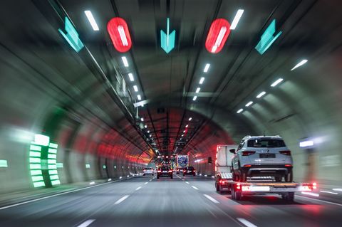 In Ausnahmesituationen sollten Autofahrer im Tunnel immer Ruhe bewahren. (Symbolbild) Foto: Jan Woitas/dpa/dpa-tmn