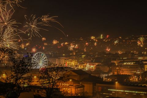 Feuerwerk aus dem Ausland erfüllt laut Zoll oft nicht die deutschen Kriterien. (Archivbild) Foto: Jason Tschepljakow/dpa