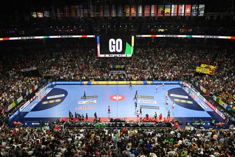 Die deutschen Handballer dürfen sich bei der Heim-WM 2027 wieder auf volle Hallen freuen. (Archivbild) Foto: Federico Gambarini/