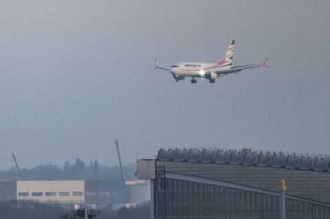 Die Chartermaschine mit den geflüchteten Afghaninnen und Afghanen an Bord landete am Morgen am Flughafen Berlin Brandenburg. Fot
