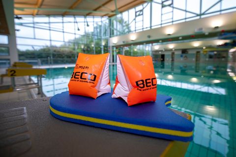 Schwimmunterricht für Kinder. Foto: David Inderlied/dpa