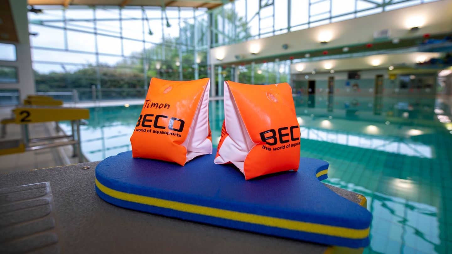 Schwimmunterricht für Kinder. Foto: David Inderlied/dpa