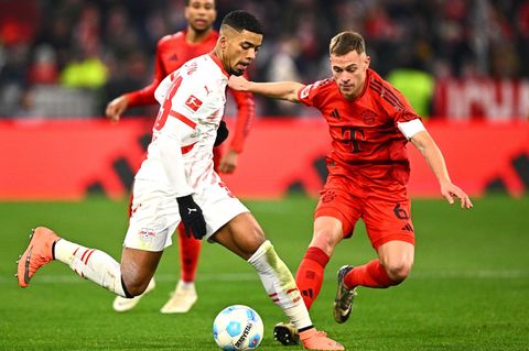 Ein Jahr nach seiner Verletzung hat Benjamin Henrichs (l) Teile des Mannschaftstrainings bei RB Leipzig mitgemacht. (Archivbild)