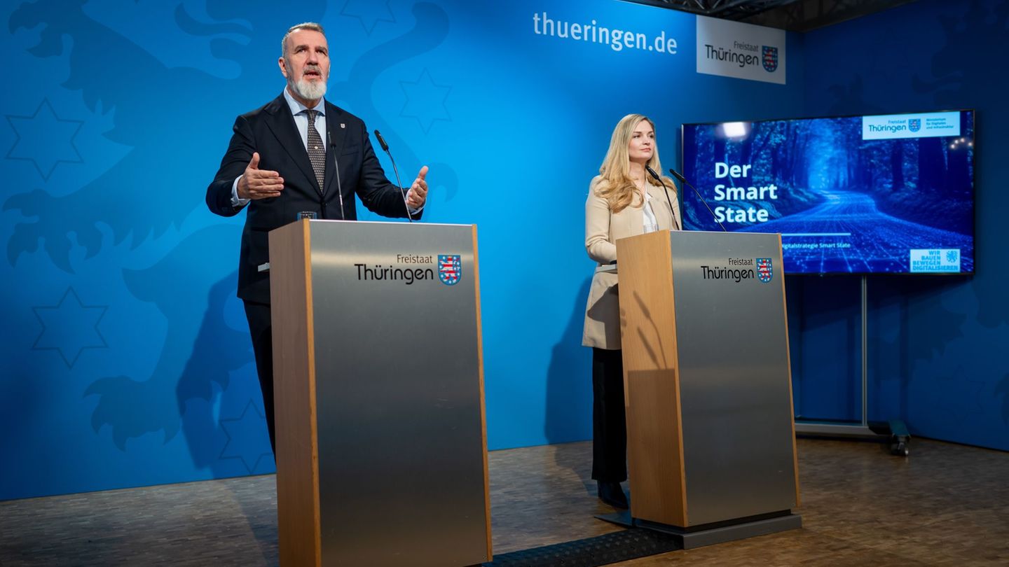 Digitalminister Steffen Schütz (BSW) und Digitalstaatssekretärin Milen Starke präsentieren die neue Strategie. Foto: Jacob Schrö