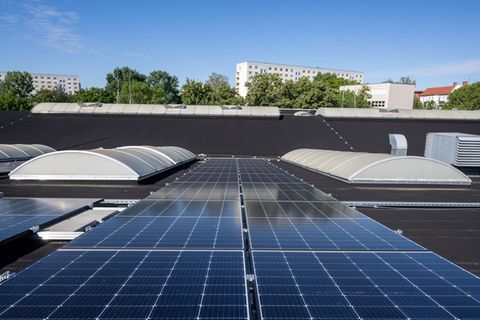 Berlin setzt beim Ausbau der Solarenergie verstärkt auf große Dächer. (Archivfoto) Foto: Monika Skolimowska/dpa