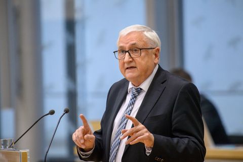 Verteidigt das Vorgehen des Landes: Finanzminister Michael Richter (CDU). (Archivbild) Foto: Klaus-Dietmar Gabbert/dpa