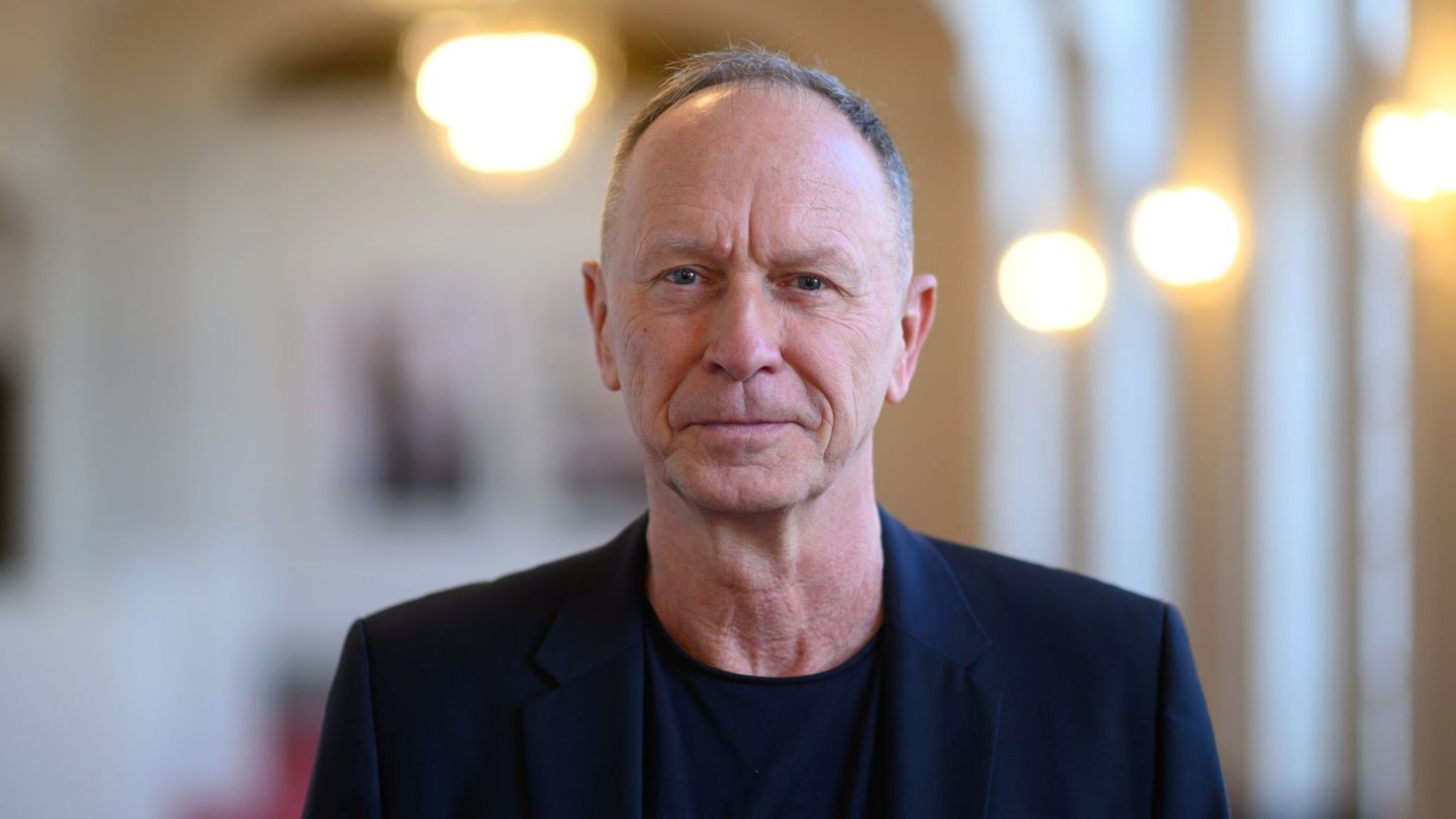 Der künftige Schauspielintendant Hasko Weber möchte weiter auf gutes Ensembletheater setzen. Foto: Robert Michael/dpa