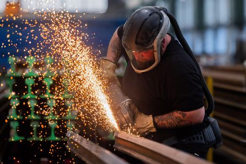 Ein Arbeiter bearbeitet im Werk Oberbaustoffe der Bahn eine Weichenzunge mit einem Winkelschleifer – es geht auch um seine Rente