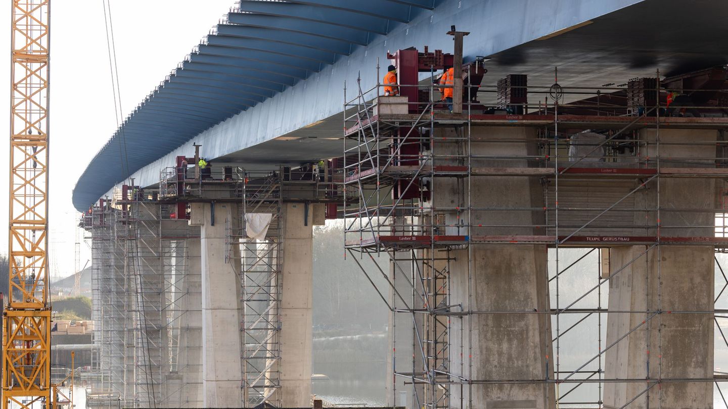 Arbeit in luftiger Höhe am Ersatzneubau der Rader Hochbrücke. Foto: Ulrich Perrey/dpa