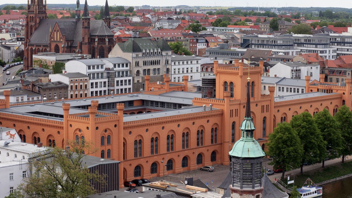 Eine defekte Herdplatte sorgte dafür, dass im Innenministerium in Schwerin Feueralarm ausgelöst und das Gebäude evakuiert wurde.