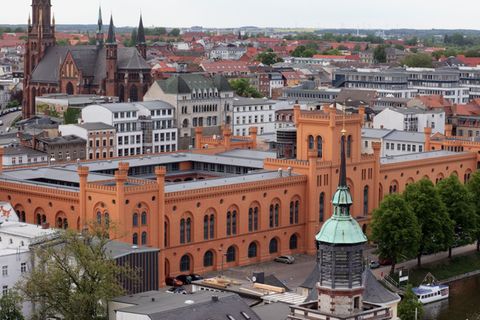 Eine defekte Herdplatte sorgte dafür, dass im Innenministerium in Schwerin Feueralarm ausgelöst und das Gebäude evakuiert wurde.