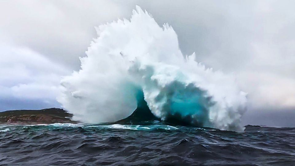 Über 40 Meter hoch: Surfer filmen "verrückte" XXL-Welle