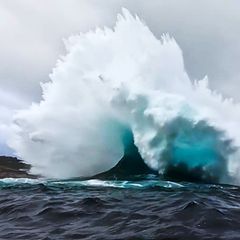 Über 40 Meter hoch: Surfer filmen "verrückte" XXL-Welle