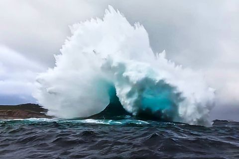 Über 40 Meter hoch: Surfer filmen "verrückte" XXL-Welle