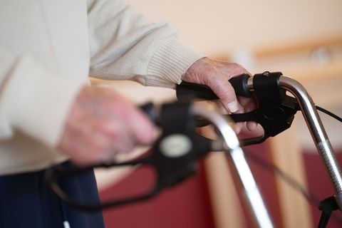 Mit einem Rollator schlug der Senior auf die Pflegekraft ein. (Symbolbild) Foto: Marijan Murat/dpa