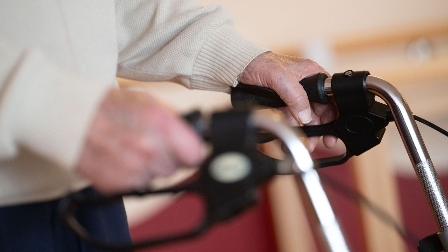 Mit einem Rollator schlug der Senior auf die Pflegekraft ein. (Symbolbild) Foto: Marijan Murat/dpa