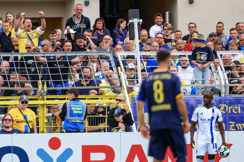 Der Schalker Christopher Antwi-Adjei (r) war beim Pokalspiel bei Lok Leipzig rassistisch beleidigt worden. (Archivbild) Foto: Ja