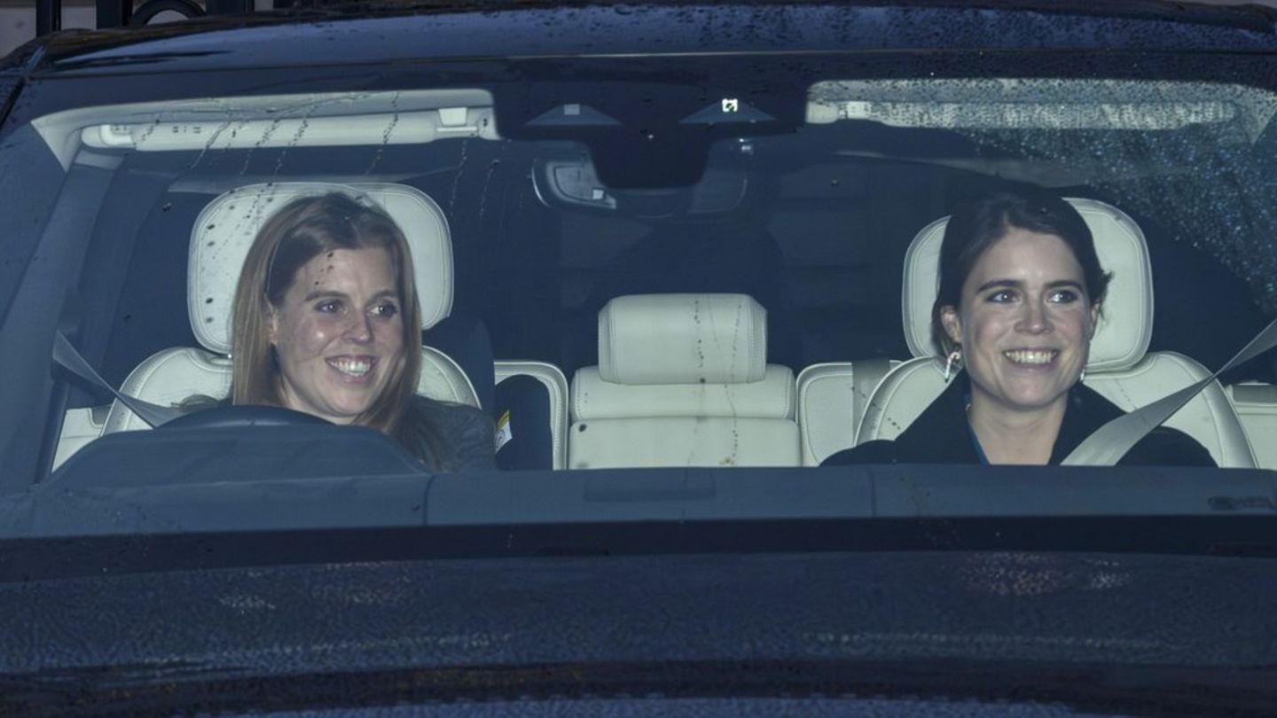 Royals: Prinzessin Eugenie und Prinzessin Beatrice zusammen im Auto auf dem Weg zum Weihnachtsessen.