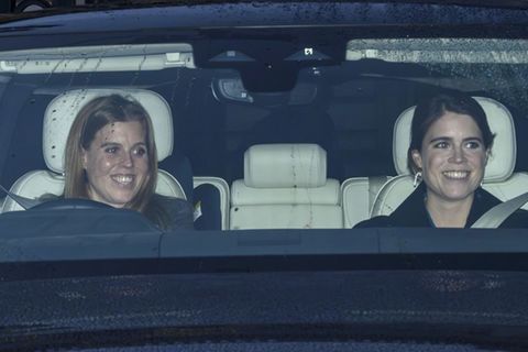 Prinzessin Eugenie und Prinzessin Beatrice zusammen im Auto auf dem Weg zum Weihnachtsessen.