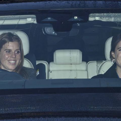 Royals: Prinzessin Eugenie und Prinzessin Beatrice zusammen im Auto auf dem Weg zum Weihnachtsessen.