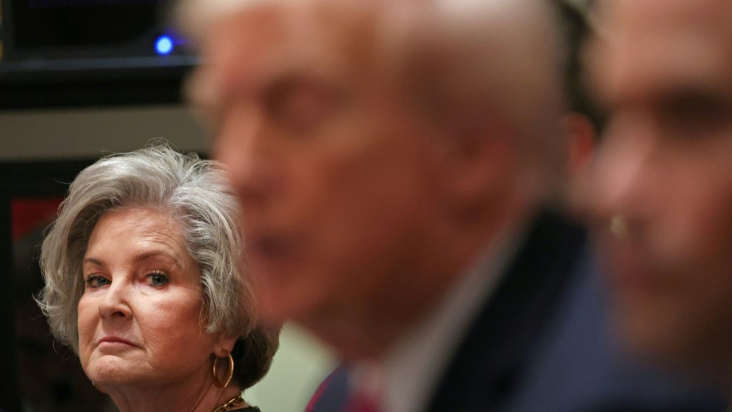 Wiles mit Trump im Vordergrund am 17. Oktober