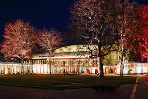Blick auf die wiedereröffnete, farbig beleuchtete Beethovenhalle Bonn. Foto: Thomas Banneyer/dpa