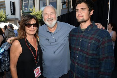 Rob Reiner (M.) mit Frau Michele und Sohn Nick im Jahr 2013