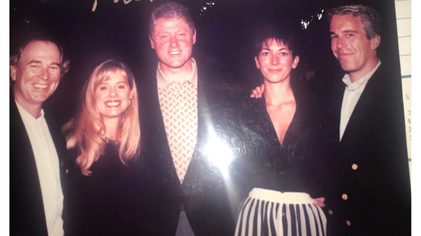 Arm in Arm: Dieses undatierte Foto zeigt Bill Clinton (M.), Ghislaine Maxwell (2. v. r.) und Jeffrey Epstein (r.) inklusive Clintons Unterschrift