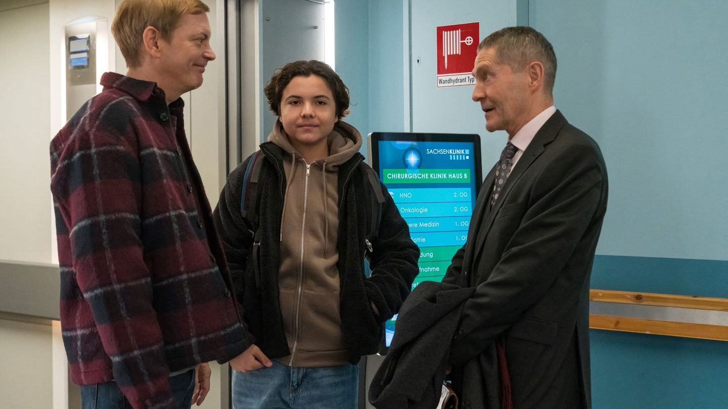 Dr. Rolf Kaminski (Udo Schenk, rechts) freut sich über den Überraschungsbesuch von seinem Sohn Fabian Althaus (Daniel Krauss, links) und Enkel Jack (Franz Hagn) zum Weihnachtsfest.