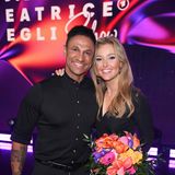 Um seine Frau im Kampf gegen den Krebs zu unterstützen, reduziert Daniel Aminati seine Arbeit als Moderator. Beim Auftritt in der "Beatrice Egli Show" im April 2025 singen die beiden einen mutmachenden Song – ein echter Gänsehaut-Moment. Das Publikum belohnt das mit Standing Ovations