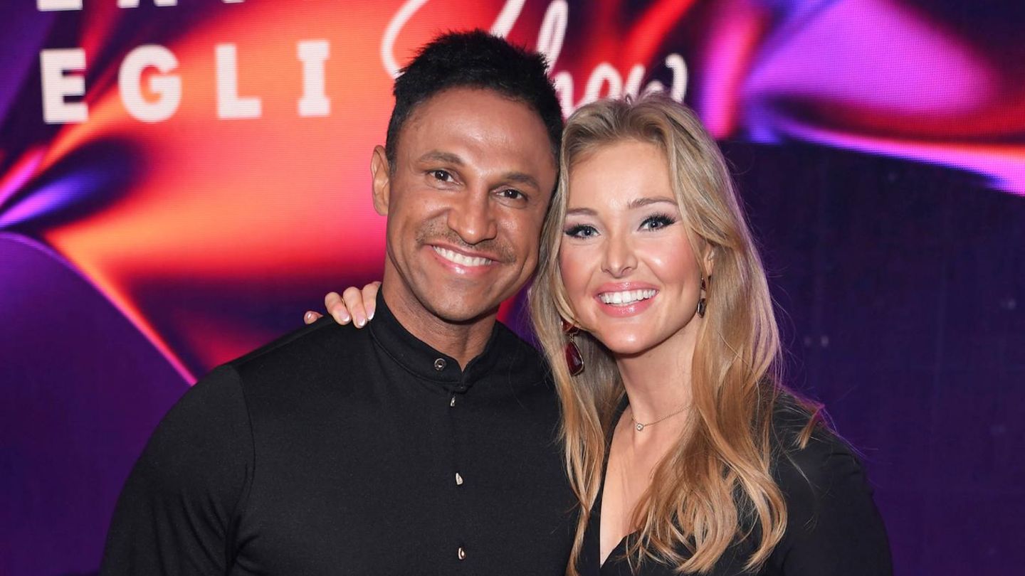 Um seine Frau im Kampf gegen den Krebs zu unterstützen, reduziert Daniel Aminati seine Arbeit als Moderator. Beim Auftritt in der "Beatrice Egli Show" im April 2025 singen die beiden einen eigenen, mutmachenden Song "Steh auf" – ein echter Gänsehaut-Moment. Das Publikum belohnt das mit Standing Ovations