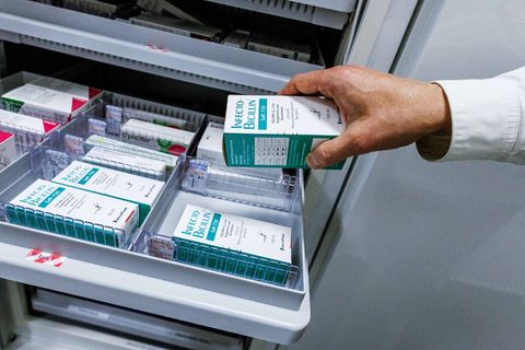 Viele Antibiotika basieren auf Penicillinen. (Illustration) Foto: Carsten Koall/dpa