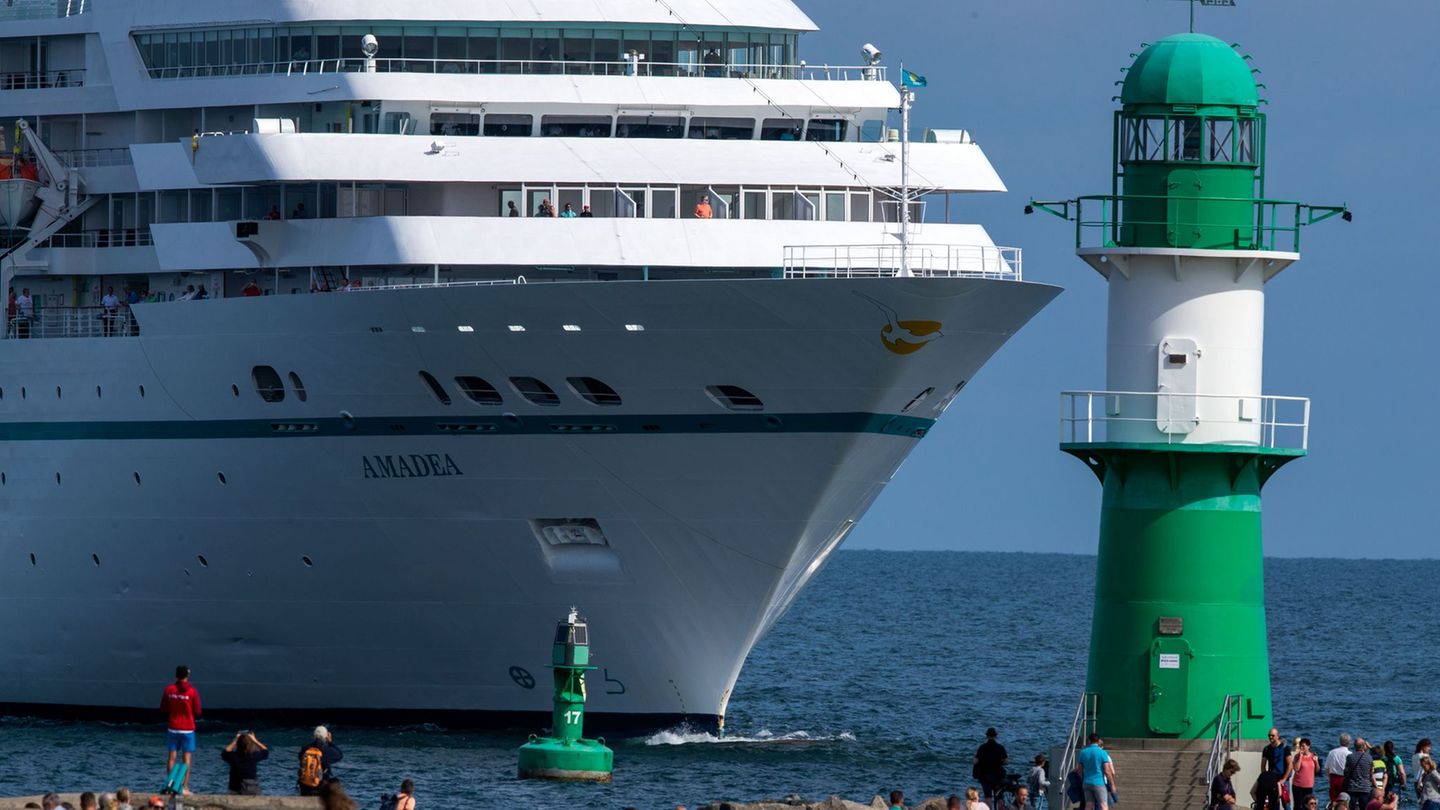 Die "Amadea" war schon oft zu Gast in Warnemünde. (Archivbild) Foto: Jens Büttner/dpa-Zentralbild/ZB