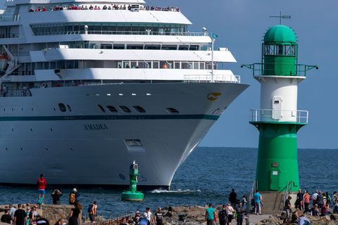 Die "Amadea" war schon oft zu Gast in Warnemünde. (Archivbild) Foto: Jens Büttner/dpa-Zentralbild/ZB