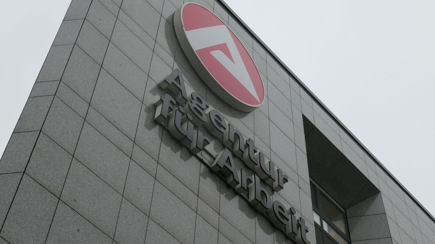 Mit Hilfe und Härte sollen die Behörden den Hilfebeziehenden begegnen. (Archivfoto) Foto: Helge Toben/dpa