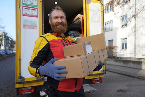 Paketbote Steve Josch wünscht sich mehr Wertschätzung und Entgegenkommen von den Kunden. Foto: Manuel Genolet/dpa