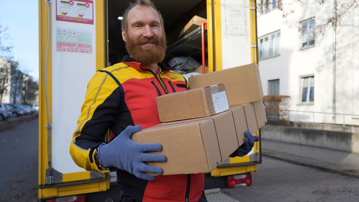 Paketbote Steve Josch wünscht sich mehr Wertschätzung und Entgegenkommen von den Kunden. Foto: Manuel Genolet/dpa