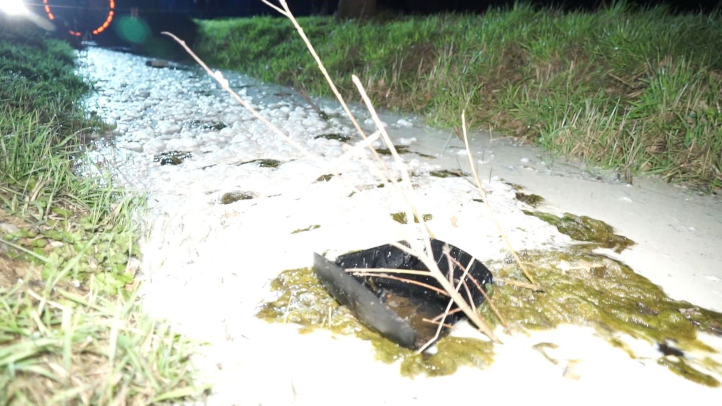 So sieht es aus, wenn sich Tausende Liter Milch auf einer Wiese ergießen. (Archivbild) Foto: -/TeleNewsNetwork/dpa