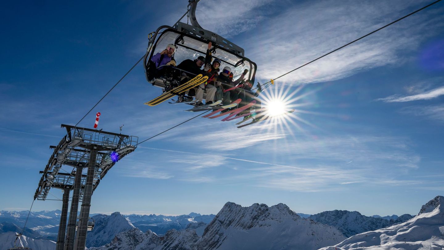 An der Zugspitze eröffnete das Skigebiet im November. Die Hauptsaison dort und vielen anderen alpinen Skigebieten beginnt an die