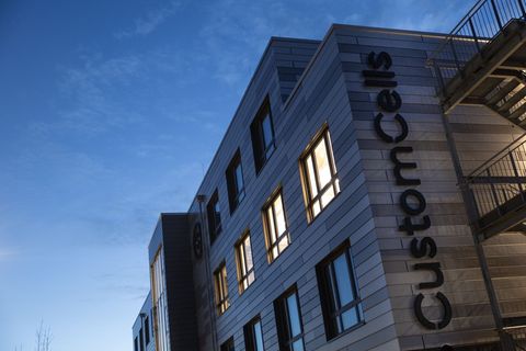 Beim Batteriehersteller CustomCells wurde die Mitarbeiterzahl von rund 230 auf 100 reduziert. Foto: Ulrich Perrey/dpa