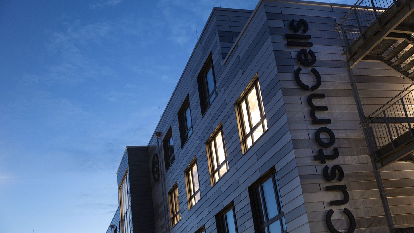 Beim Batteriehersteller CustomCells wurde die Mitarbeiterzahl von rund 230 auf 100 reduziert. Foto: Ulrich Perrey/dpa