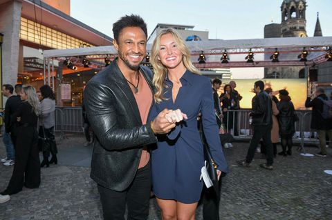 Daniel und Patrice Aminati posieren vor dem Zoopalast in Berlin