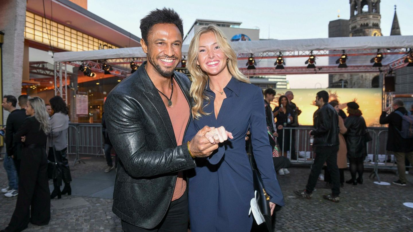 Daniel und Patrice Aminati posieren vor dem Zoopalast in Berlin