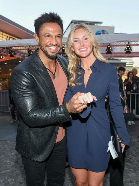 Daniel und Patrice Aminati posieren vor dem Zoopalast in Berlin