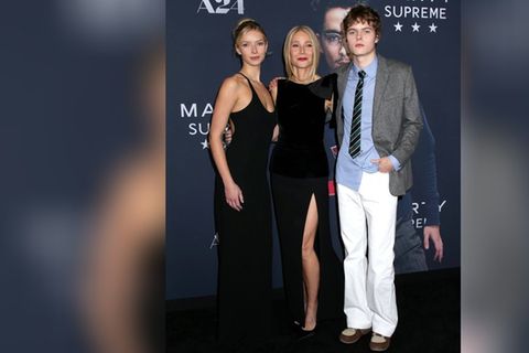 Gwyneth Paltrow posiert bei der "Marty Supreme"-Premiere in New York stolz zwischen ihren Kindern Apple und Moses Martin.