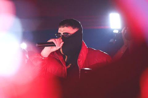 Haftbefehl singt auf einem Konzert im November